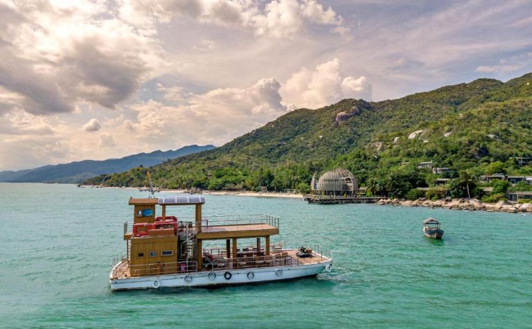 Du khách có thể ngồi trên du thuyền để thưởng ngoạn cảnh vịnh Ninh Vân tuyệt đẹp (nguồn: Booking.com).