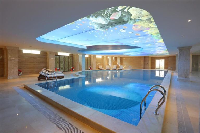 FLC Luxury Resort Vĩnh Phúc đem đến hai bể bơi trong nhà và ngoài trời thiết kế đẹp mắt là điểm sống ảo không thể bỏ lỡ. 