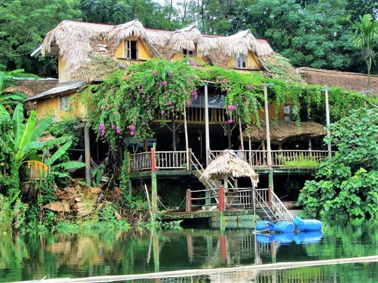 LaVie Vu Linh tọa lạc bên bờ hồ Thác Bà, tạo ra một không gian yên bình và hòa mình với thiên nhiên xanh mướt. 