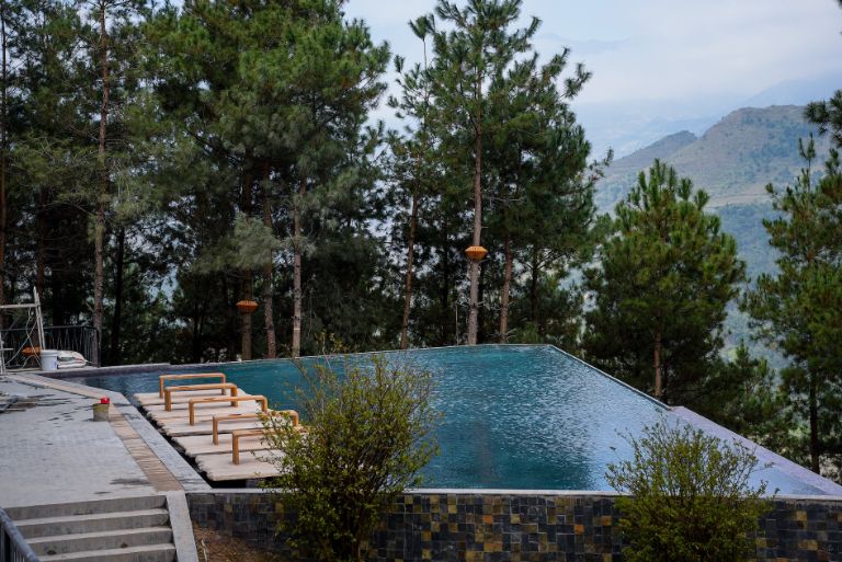 Bể bơi vô cực tại Le Champ Tú Lệ Resort Yên Bái mang đến cho quý vị một tầm nhìn tuyệt đẹp ra khung cảnh thiên nhiên đầy phong cảnh hùng vĩ của miền núi Yên Bái.