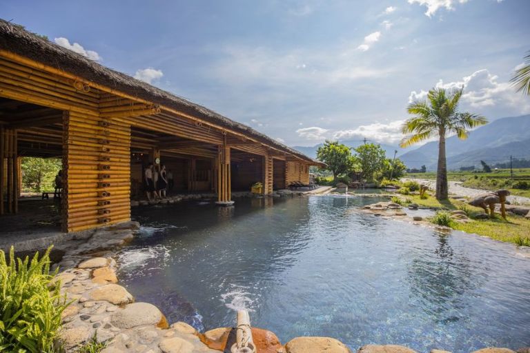Với sự kết hợp hoàn hảo giữa thiên nhiên và cơ sở hạ tầng hiện đại, khu tắm khoáng nóng tại Le Champ Tú Lệ Resort Yên Bái mang đến cho quý vị một trải nghiệm tự nhiên và thoải mái.