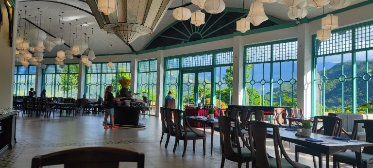 Nhà hàng Tinh Hoa Ẩm Thực tại Le Champ Tú Lệ Resort Yên Bái là điểm đến lý tưởng cho những tâm hồn yêu thương ẩm thực và mong muốn khám phá những hương vị mới lạ
