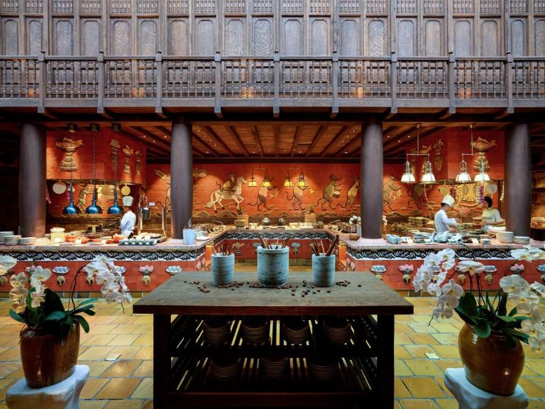 Nhà hàng Thọ Quang nổi bật với bức tường mang họa tiết tranh Đông Hồ Đám cưới chuột nổi tiếng.