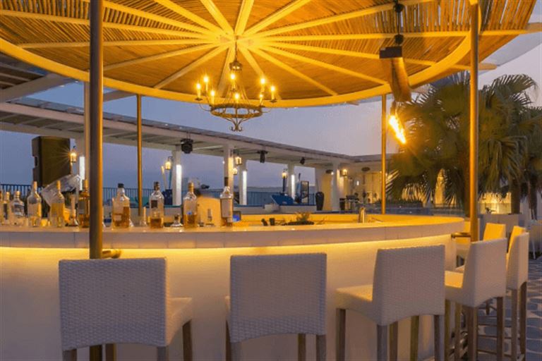 Kapari Wine là quầy bar sang chảnh có vị trí nằm tại tầng thượng, gần hồ bơi, mang đến tầm nhìn đắc địa ra bán đảo Sơn Trà