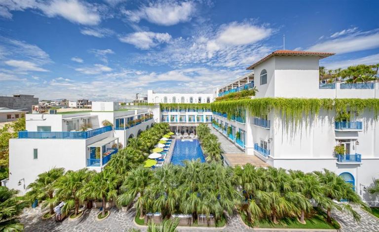 Risemount Resort Đà Nẵng là một trong những khu nghỉ dưỡng có vị trí thuận lợi, cách bãi biển Mỹ An khoảng 700m và gần sân bay, nhà ga. 