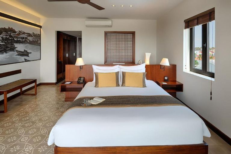 Grand Suite mang vẻ đjep nhẹ nhàng, thanh lịch với các tone màu nâu từ đồ nội thất và sàn nhà. (nguồn: booking.com)