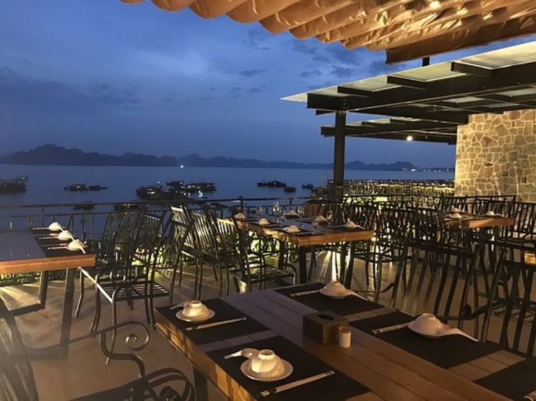 Hòn Trẹm Resort & Spa có nhà hàng trong khuôn viên được thiết kế bán lộ thiên có view bao trọn sông nước thơ mộng. 