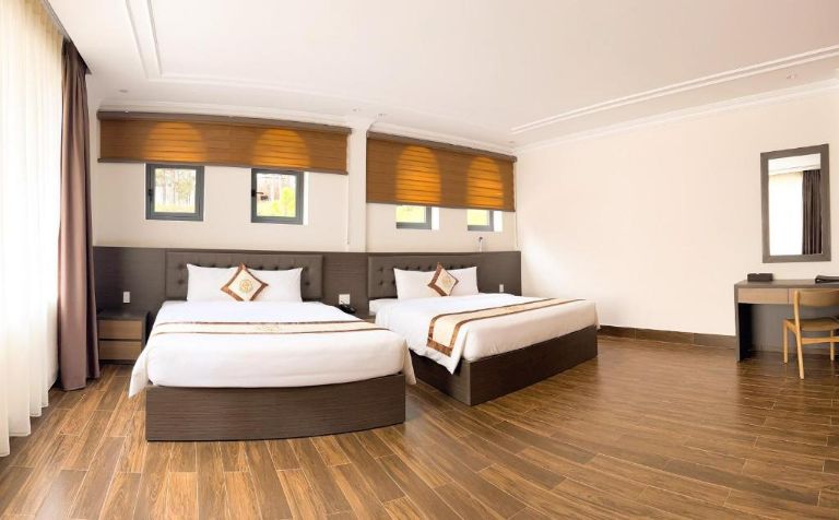Phòng Gia đình có thiết kế ấm cúng với màu gỗ trầm từ sàn và đồ nội thất. (nguồn: agoda.com)