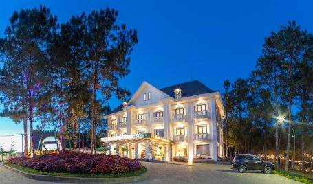 Rừng Lá Kim Resort là điểm nghỉ dưỡng luôn được săn đón bởi kiến trúc hiện đại, sang trọng bậc nhất. (nguồn: runglakimresort.com)