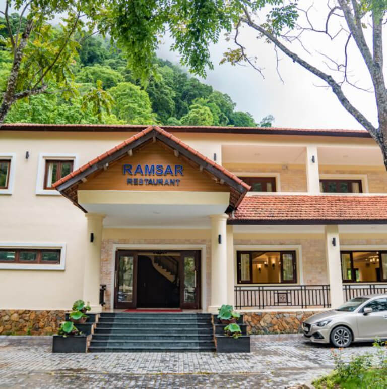 Nhà hàng Ramsar tọa lạc đối diện ở khu Pé Lù, ngay trong khuôn viên của Sài Gòn - Ba Bể Resort nên rất thuận tiện cho du khách.