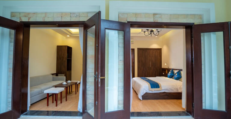 Phòng Suite là hạng phòng cao cấp nhất tại Sài Gòn - Ba Bể Resort, có diện tích khoảng 60 mét vuông được chia ra làm 2 khu chính bao gồm phòng khách và phòng ngủ. 