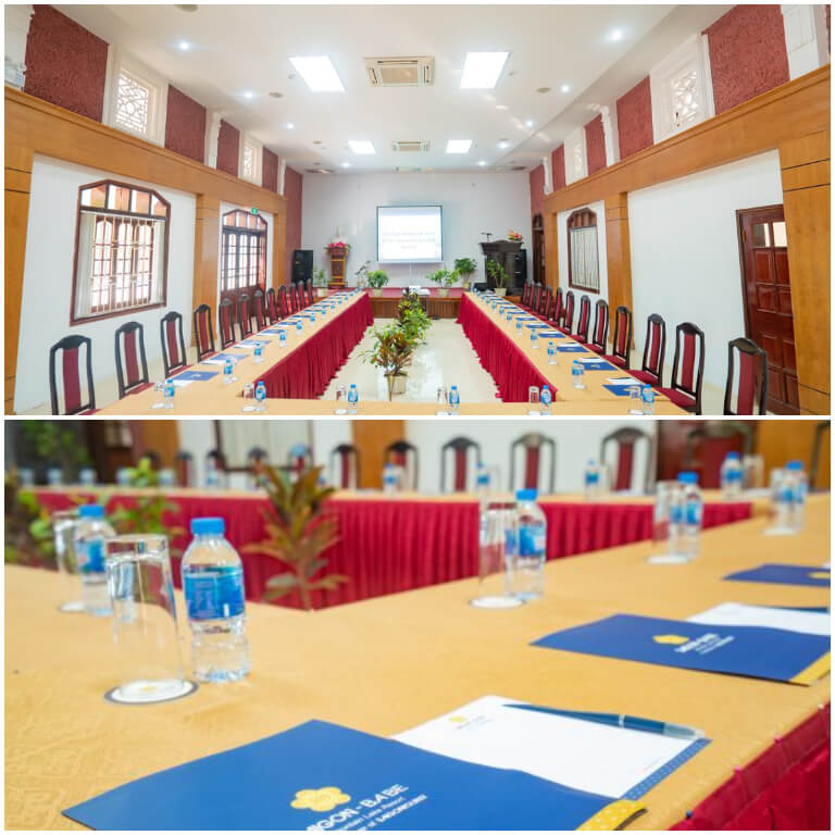 Phòng họp tại Sài Gòn - Ba Bể Resort rộng lên tới 100 m2 với sức chứa lên đến 150 người và được trang bị đầy đủ các thiết bị hiện đại phục vụ quá trình diễn ra hội nghị.