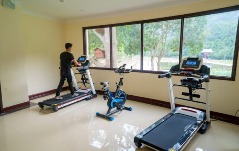 Phòng gym tại Sài Gòn - Ba Bể Resort nằm tại khu Slam Pé, được trang bị đầy đủ các thiết bị tập luyện hiện đại và có view nhìn ra khu vườn xanh mát của resort rất thơ mộng.
