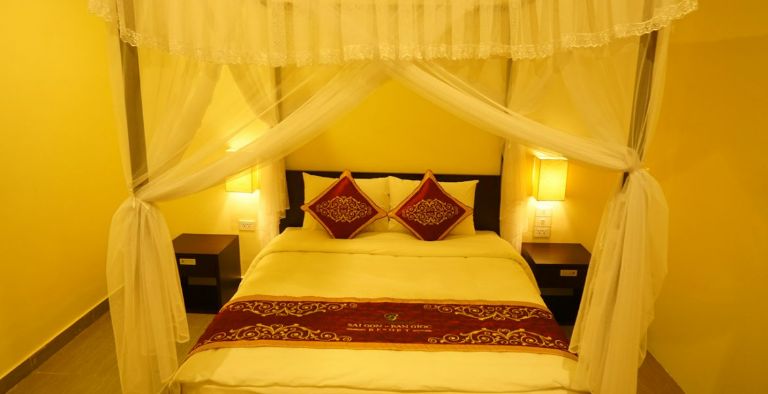 Hạng phòng này được trang bị một giường đôi, có thể đặt thêm giường phụ nếu cần. (nguồn: saigonbangiocresort.com)