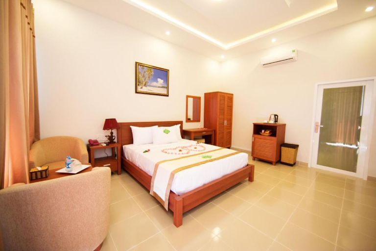 Phòng Superior tại Sài Gòn Emerald Resort được thiết kế với sự tinh tế và ấm cúng, tạo nên không gian nghỉ dưỡng đẳng cấp và thoải mái. 