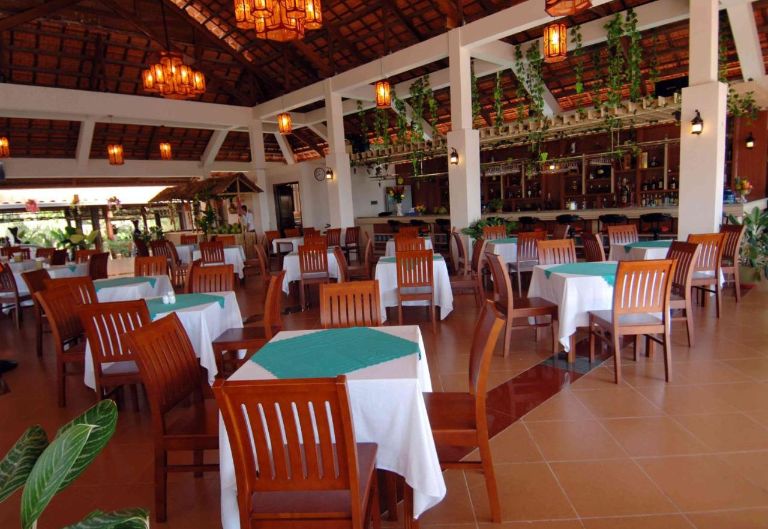Thiết kế không gian bên trong nhà hàng theo phong cách truyền thống kết hợp cây xanh trang trí vô cùng gần gũi, thoải mái.
