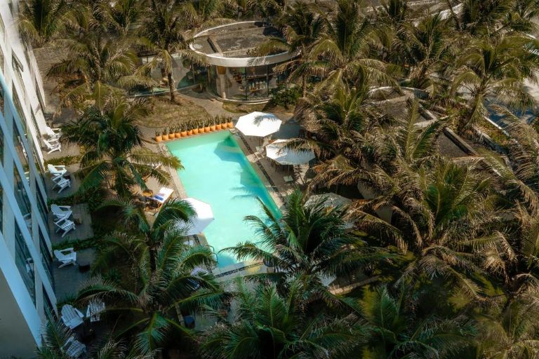 Sala Tuy Hòa Beach Resort sở hữu một bể bơi ngoài trời nằm ẩn mình giữa những tán dừa xanh ngát.