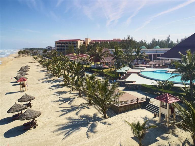 Du khách có thể vui chơi, tắm mát và tổ chức nhiều sự kiện, teambuilding hấp dẫn trên bãi biển riêng của resort.