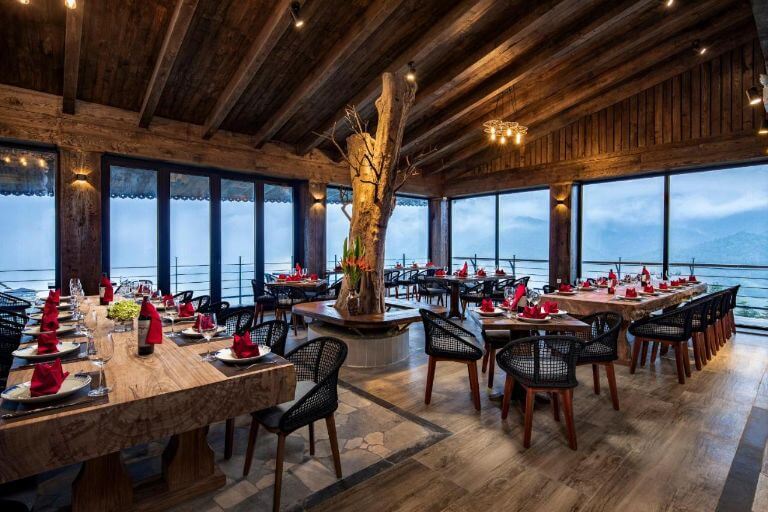 Nhà hàng H'mong tại Sapa Cát Cát Hills Resort & Spa có thiết kế không gian mở thoáng đãng với hệ thống cửa kính bao quanh. (Nguồn: booking.com)