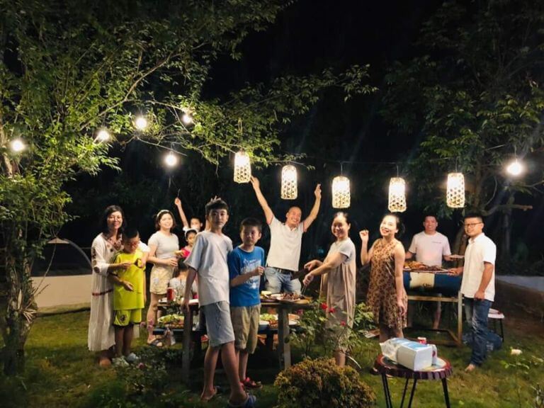 Quây quần bên gia đình, cùng nhau nướng thịt và tổ chức bữa tiệc BBQ tại sân vườn của khu resort là một trải nghiệm không thể bỏ lỡ. (nguồn: internet)