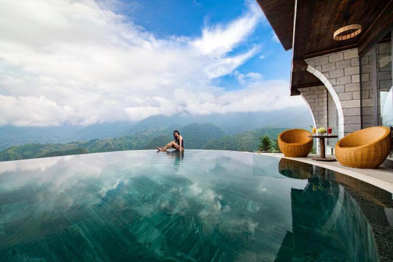 Nằm ở tầng cao, bể bơi vô cực ngoài trời mở ra tầm nhìn hướng về thiên nhiên đất trời Sapa hùng vĩ. (nguồn: facebook.com)