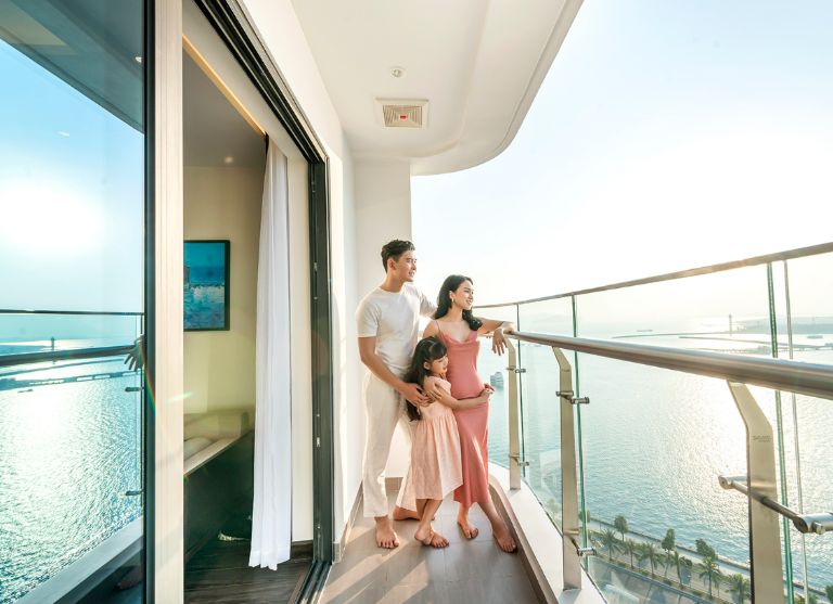 Sapphire Ha Long Bay là 1 địa điểm lưu trú tuyệt vời với phòng ốc hiện đại, sạch sẽ và tầm nhìn hướng vịnh "đắt giá". (Nguồn: Facebook.com)