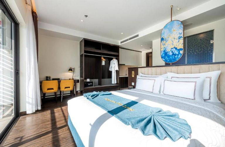 Phòng Studio đặt 1 chiếc giường King ngay giữa nhà và đối diện ban công, cho phép du khách thoải mái ngắm nhìn vẻ đẹp vùng vịnh từ giường ngủ. (Nguồn: Booking.com)