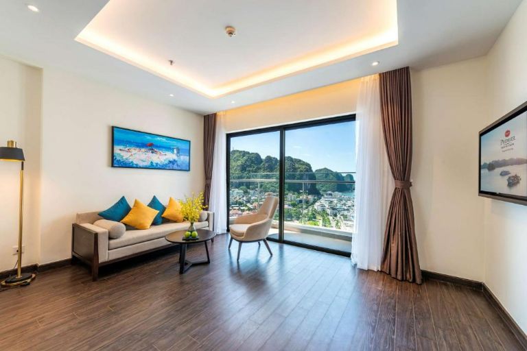 Phòng Premier Suite sở hữu không gian rộng thoáng với tổng diện tích từ 66-68m2 và ban công riêng hướng vịnh Hạ Long tuyệt mỹ. (Nguồn: Internet)