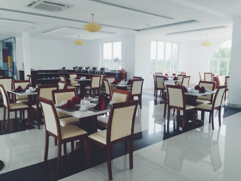 Nhà hàng Ocean đem đến không gian sang trọng với sức chứa 100 khách, chuyên phục vụ các món Á Âu hấp dẫn. (nguồn: seponresort.com)