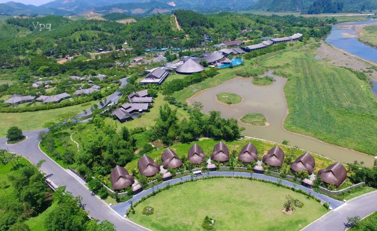 Resort được bao bọc trong không gian tràn ngập sắc xanh của thiên nhiên. (Nguồn: Booking.com) 