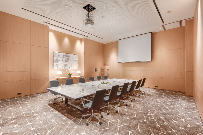 Phòng họp có diện tích nhỏ hơn so với phòng hội nghị, phù hợp với các cuộc gặp có quy mô và tính chất đa dạng