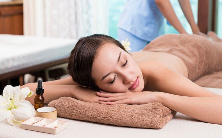 Du khách thư giãn với dịch vụ spa và massage tại khu nghỉ dưỡng. (Nguồn: Booking.com) 