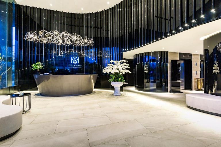 Khách sạn Đà Nẵng 4 sao này gây ấn tượng với lối thiết kế hiện đại, sang trọng khi sử dụng tone màu xanh đen chủ đạo. (nguồn: booking. com)
