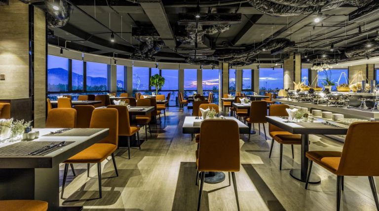Le Paul's Kitchen sở hữu không gian mở ngập tràn ánh sáng tự nhiên, tọa lạc tại tầng 2 của khách sạn. (nguồn: 