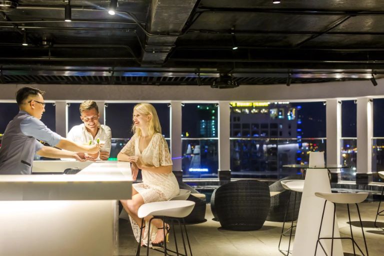Crytal Blue Lounge mở ra góc nhìn toàn cảnh thành phố bởi sở hữu vị trí ưu việt trên tầng thượng. (nguồn: Nhà hàng mang tới những món ăn đa dạng, đầy đủ các món ăn Việt Nam, châu Á và châu Âu. (nguồn: stellamarisbeachdanang)