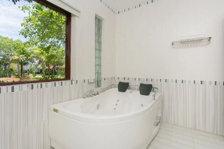 Hạng phòng Deluxe có không gian phòng tắm thiết kế cực thư giãn với bể sục jacuzzi dành cho 2 người cực lãng mạn (nguồn: booking.com)