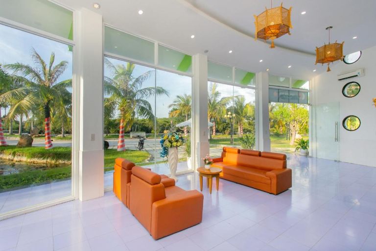 Sun & Sea Resort Huế sở hữu khu vực sảnh chính tiếp tân có thiết kế hiện đại với gam màu vàng cam trẻ trung bắt mắt (nguồn: booking.com)