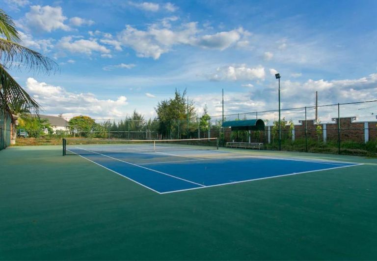 Dịch vụ sân tennis ngay tại Sun & Sea Resort Huế là hoàn toàn miễn phí đối với những du khách thuê phòng tại đây (nguồn: booking.com)