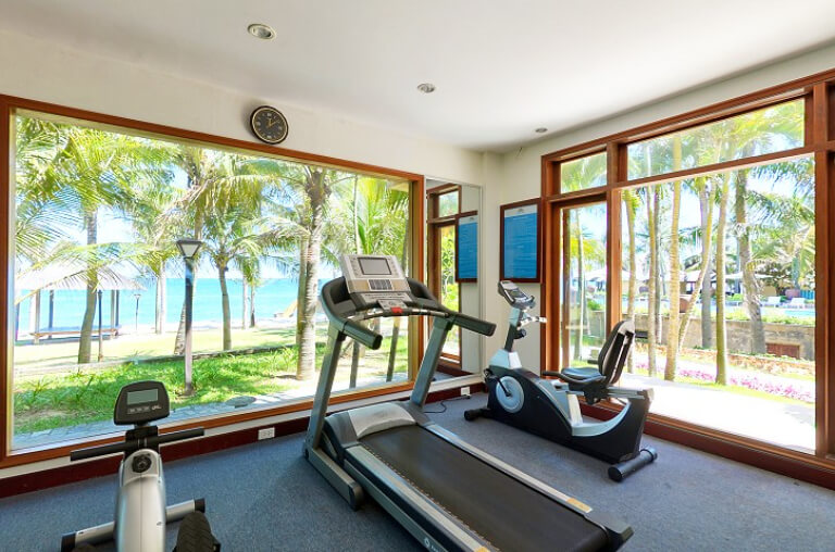 Phòng gym tại Sun Spa Resort Quảng Bình được trang bị đầy đủ các thiết bị tập hiện đại và mới nhất hiện nayvà có view nhìn ra bờ biển xinh đẹp