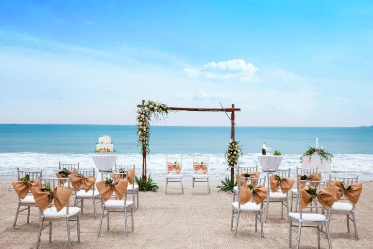 Với khung cảnh biển lãng mạn, thơ mộng, du khách sẽ có những kỷ niệm thật đáng nhớ về ngày cưới của mình. (nguồn: sunrisenhatrang.com)