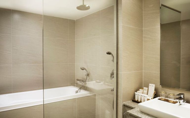 Hạng phòng Club có phòng tắm riêng thiết kế tối giản với gam màu be sáng (nguồn: agoda.com)