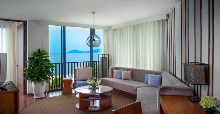 Phòng khách Hạng phòng Suite có sân thượng hướng tầm nhìn thẳng ra bãi biển cực chill (nguồn: agoda.com)