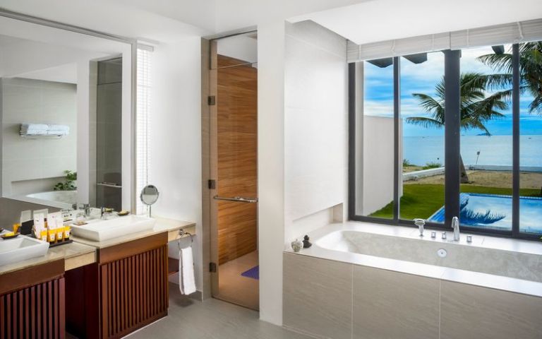 Phòng tắm Biệt thự Grand có hồ bơi được thiết kế hướng hồ cực chil (nguồn: agoda.com)
