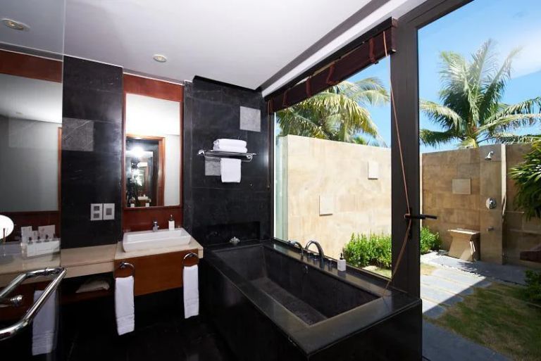 Phòng tắm Biệt thự 2 phòng ngủ rộng lớn với tông đen cực bắt mắt (nguồn: agoda.com)