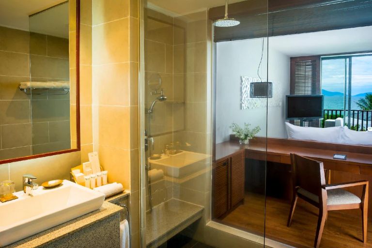 Phòng tắm Hạng phòng Deluxe có thiết kế mở với đầy đủ tiện nghi cho bạn sử dụng (nguồn: agoda.com)