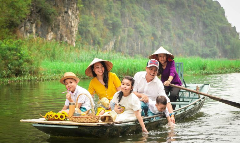 Gói du lịch sẽ đưa bạn đến thăm quan những địa danh nổi tiếng của vùng đất Ninh Bình lịch sử. 