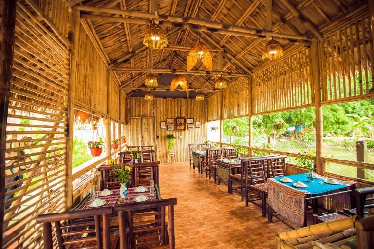Nhà hàng được thiết kế theo phong cách truyền thống, sử dụng các nội thất bằng tre và gỗ gần gũi, thân thuộc. 