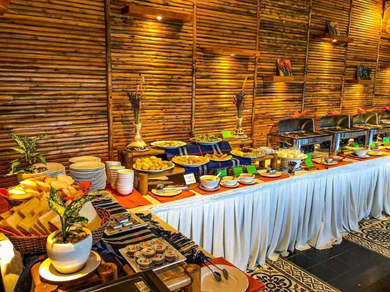 Quầy line buffet đa dạng chắc chắn sẽ khiến bạn có những trải nghiệm ẩm thực thật thú vị, trọn vẹn. 