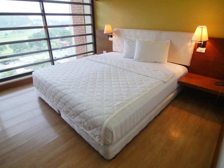 Không gian phòng ngủ với thiết kế tối giản nhưng vô cùng ấm áp.