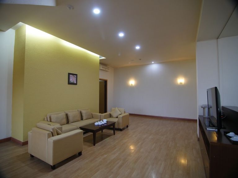 Phòng khách có không gian nghỉ ngơi vô cùng rộng rãi, được trang bị cả hệ thống đèn ánh sáng vàng và trắng vô cùng bắt mắt. 